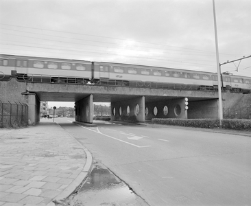 881633 Gezicht op het spoorviaduct over de Nijenoord te Utrecht. Op de achtergrond de Oudenoord.